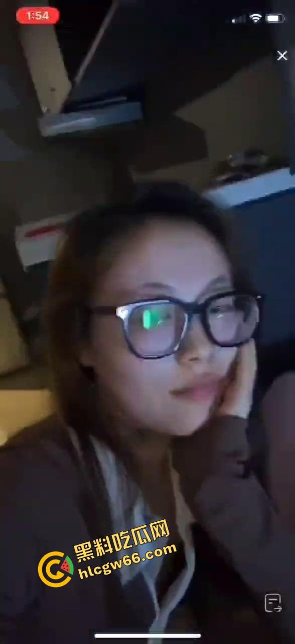 抖音直播间惊现狠活，女主播一边陪金主互动一边被操，嘴里喊粉丝逼里夹棒子，粉丝刷礼物金主在冲刺！-8