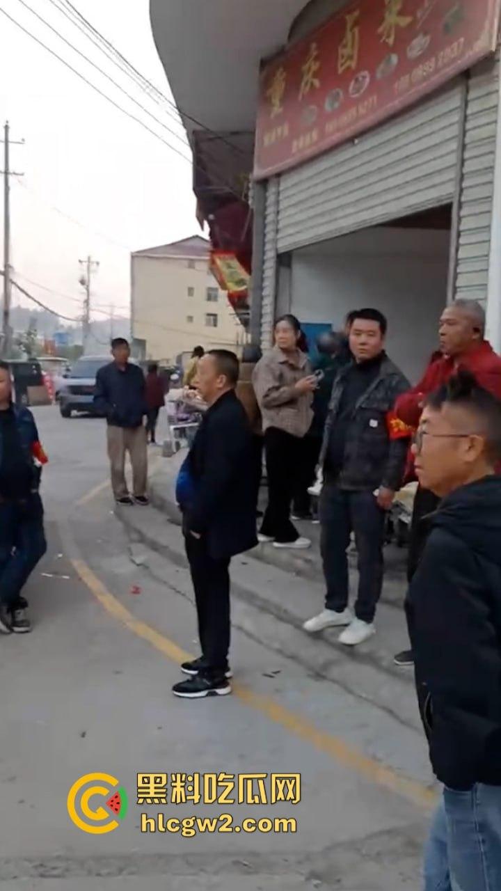 无业游民变身市场管理者？胡作非为乱收费 怀化辰溪县集贸市场管理员违法要钱被大妈一顿嘴仗攻击 都蔫逼了-4