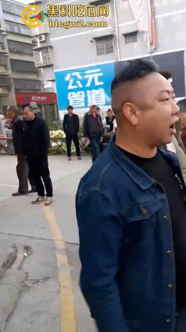无业游民变身市场管理者？胡作非为乱收费 怀化辰溪县集贸市场管理员违法要钱被大妈一顿嘴仗攻击 都蔫逼了-8