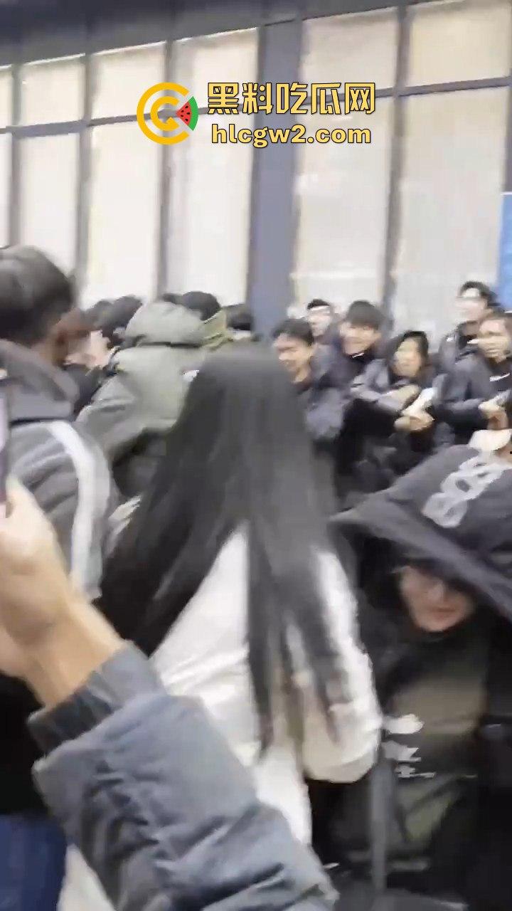 三根警棍破你的英雄梦！俄罗斯哈山外办，伊朗学生挑衅中国同学不服管教被警方制服带走-6