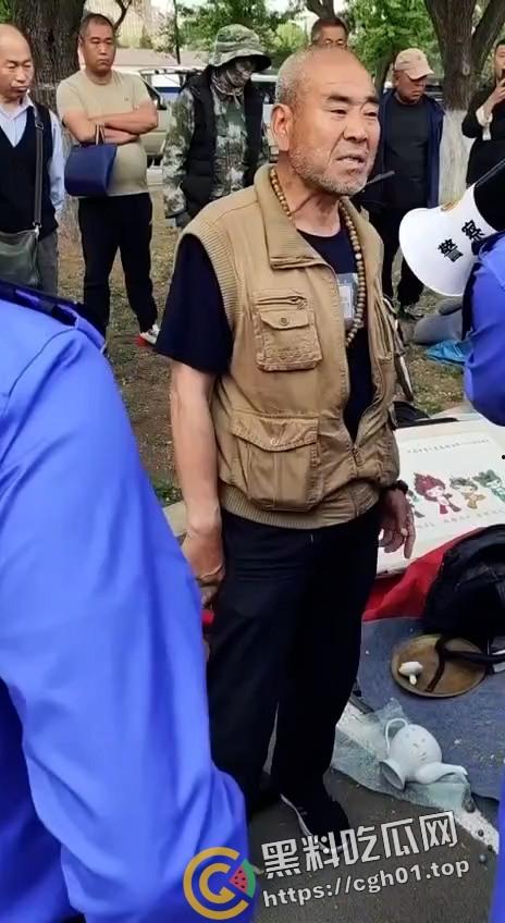 沈阳鲁园大爷板砖掀飞城管现场！暴躁大爷板砖教训嚣张城管 当场脑袋开瓢 东北大爷就是彪悍-1