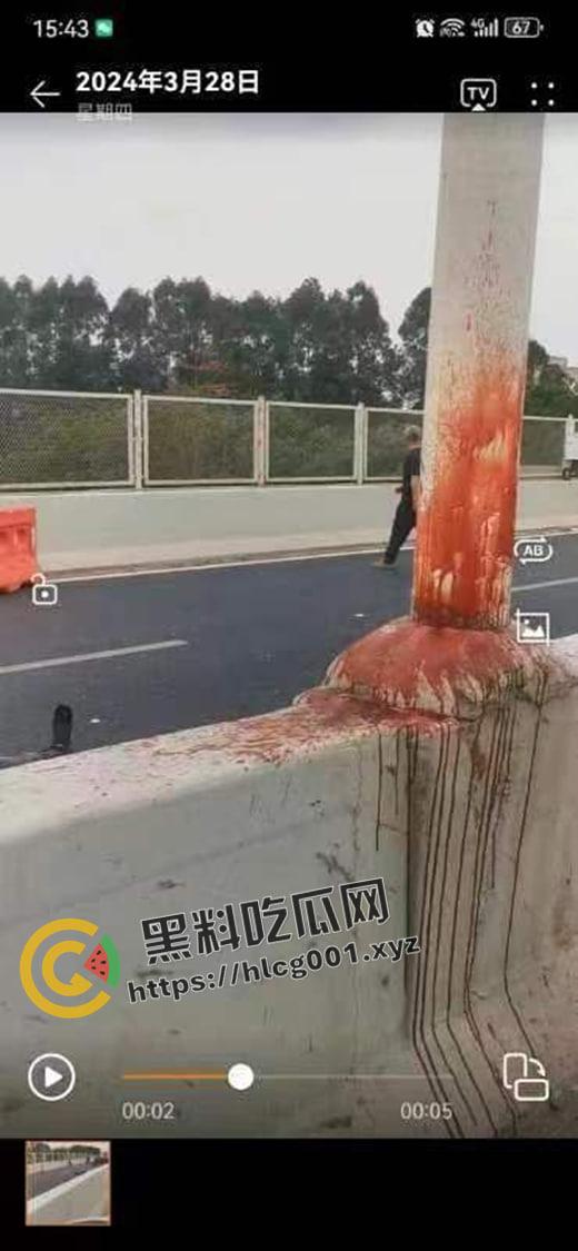 厦门同安大道杜卡迪飙车撞到柱子  人直接散架 柱子都染红了 当场盖布吃席 现场血腥画面流出-3