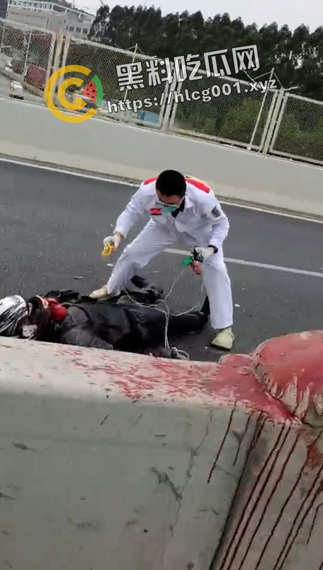 厦门同安大道杜卡迪飙车撞到柱子  人直接散架 柱子都染红了 当场盖布吃席 现场血腥画面流出-5