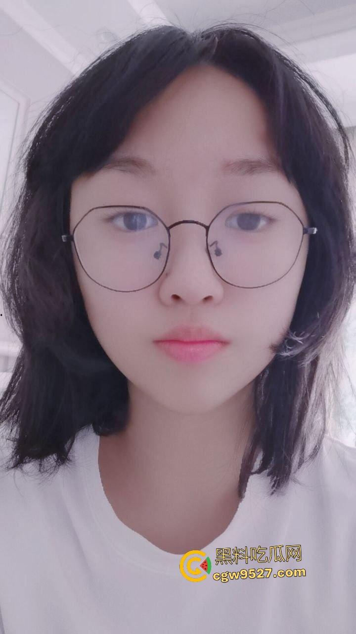 眼镜学霸妹初次开穴，男友帮其解压狂插骚穴，还捆绑双手玩起调教，学妹秒变淫娃喷潮，真是隐藏骚逼！