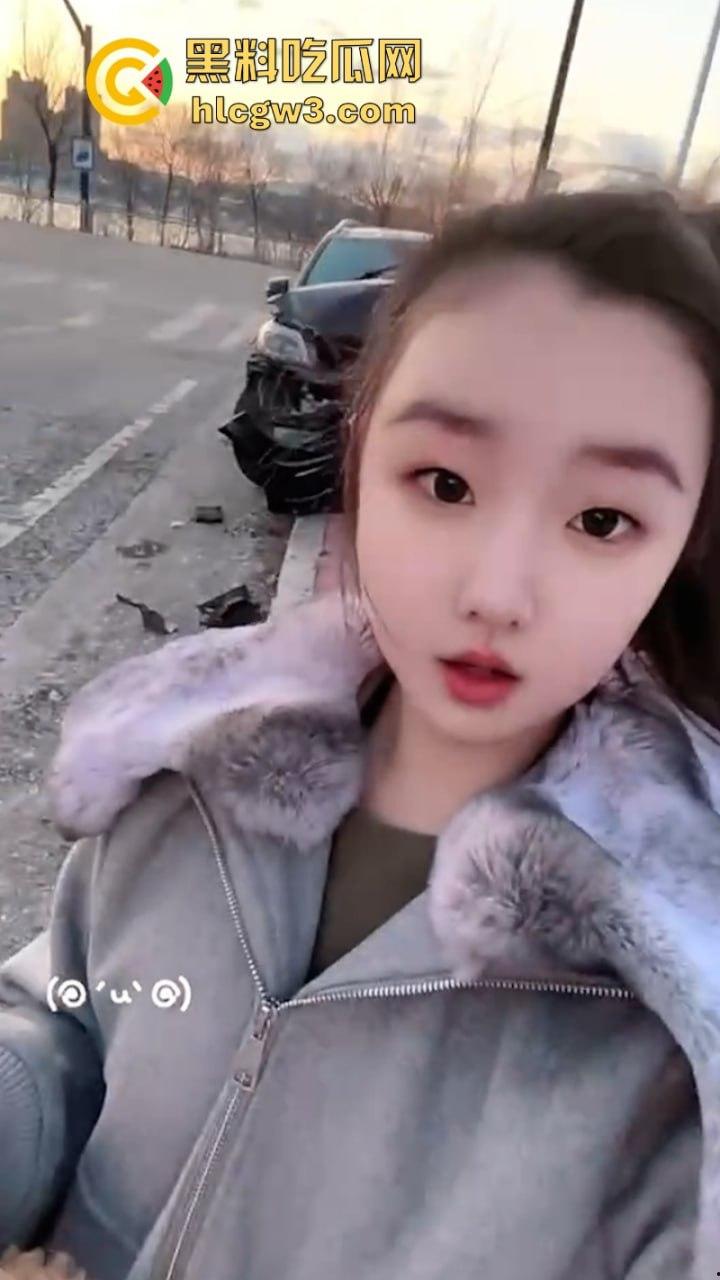 吉林妙龄女开奔驰撞倒电线杆车头损毁严重 乐观表示：红灯都没闯过-6