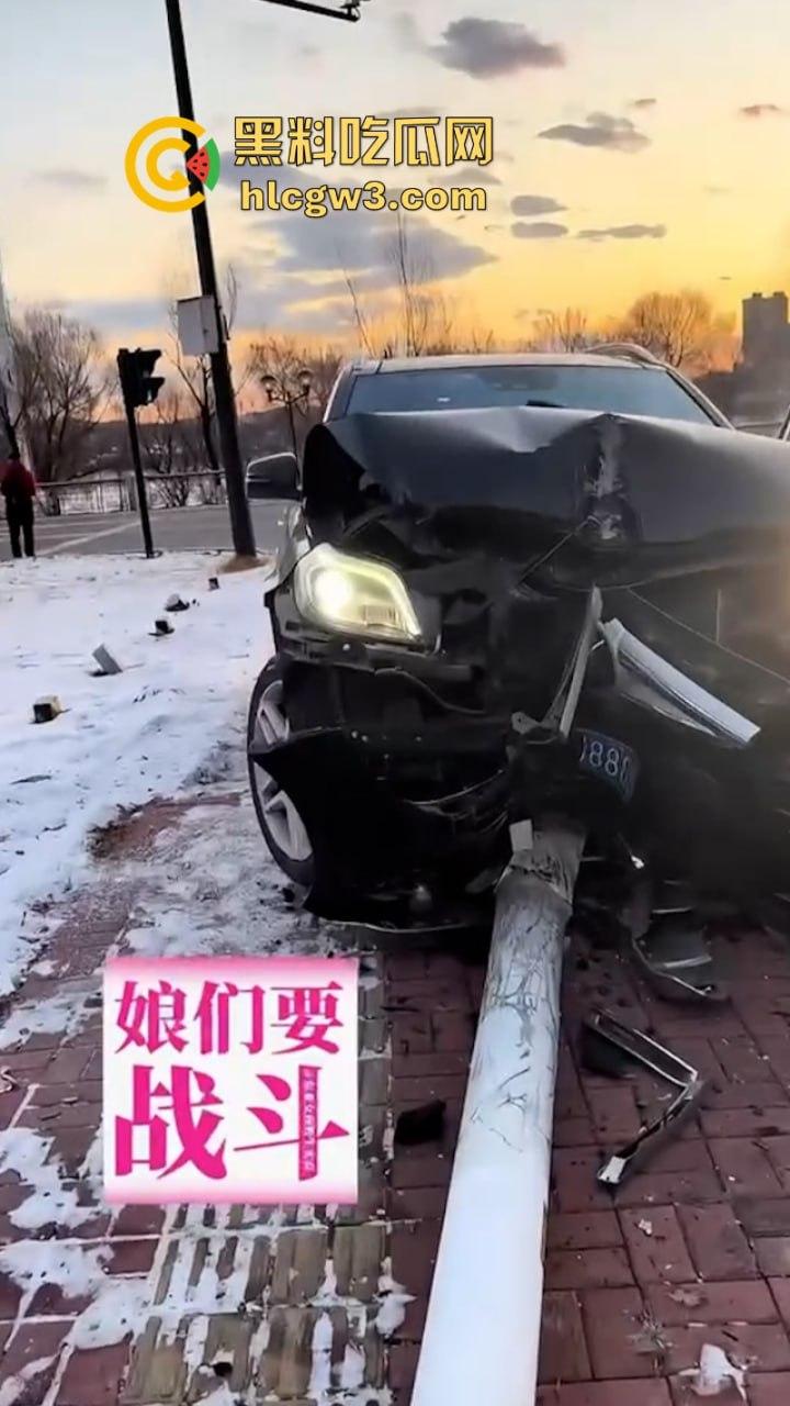 吉林妙龄女开奔驰撞倒电线杆车头损毁严重 乐观表示：红灯都没闯过-12