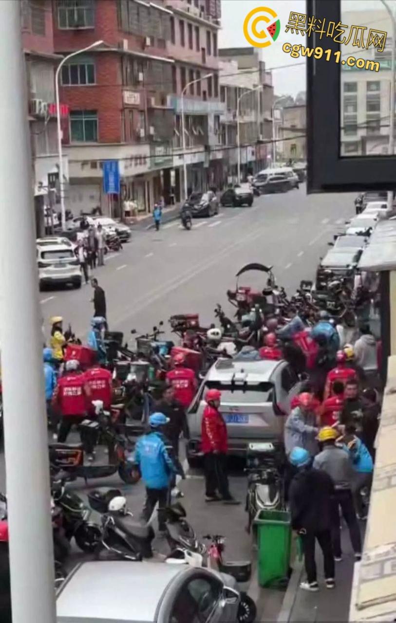 饿了么VS京东外卖,美团骑手围观助威,街头冲突真实拍摄,一群人扭打在一团,混乱场面震撼人心 !-3