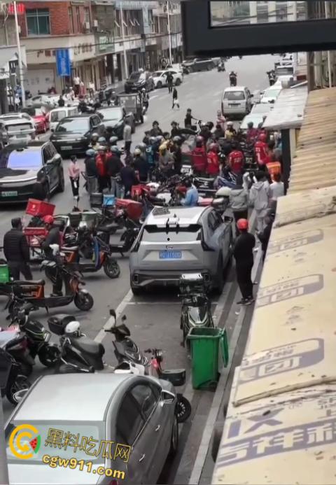 饿了么VS京东外卖,美团骑手围观助威,街头冲突真实拍摄,一群人扭打在一团,混乱场面震撼人心 !-4