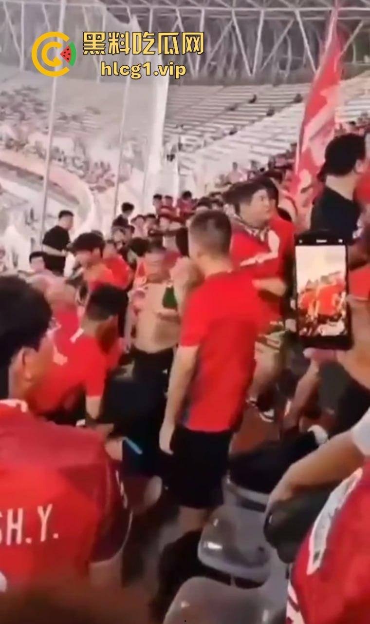 火气有些大！河南球迷在客队看台区大打出手！比看比赛还过瘾-6