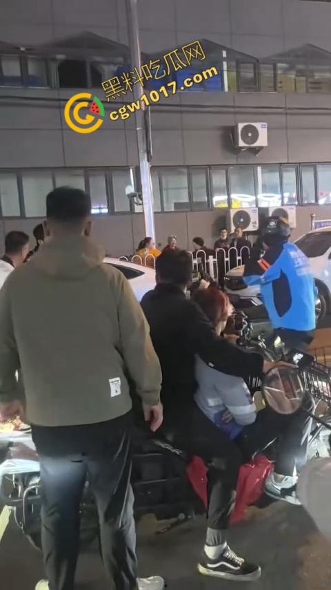 通州暴力事件震惊全城，饿了么专送外卖员突然发难，残忍刺客眼睛，现场混乱，令人毛骨悚然！-6
