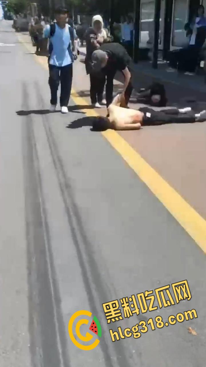 甘肃平凉五中高三学生，街头火拼刀战，社会小混混一个打五个，1死1伤3逃战绩可查！-7