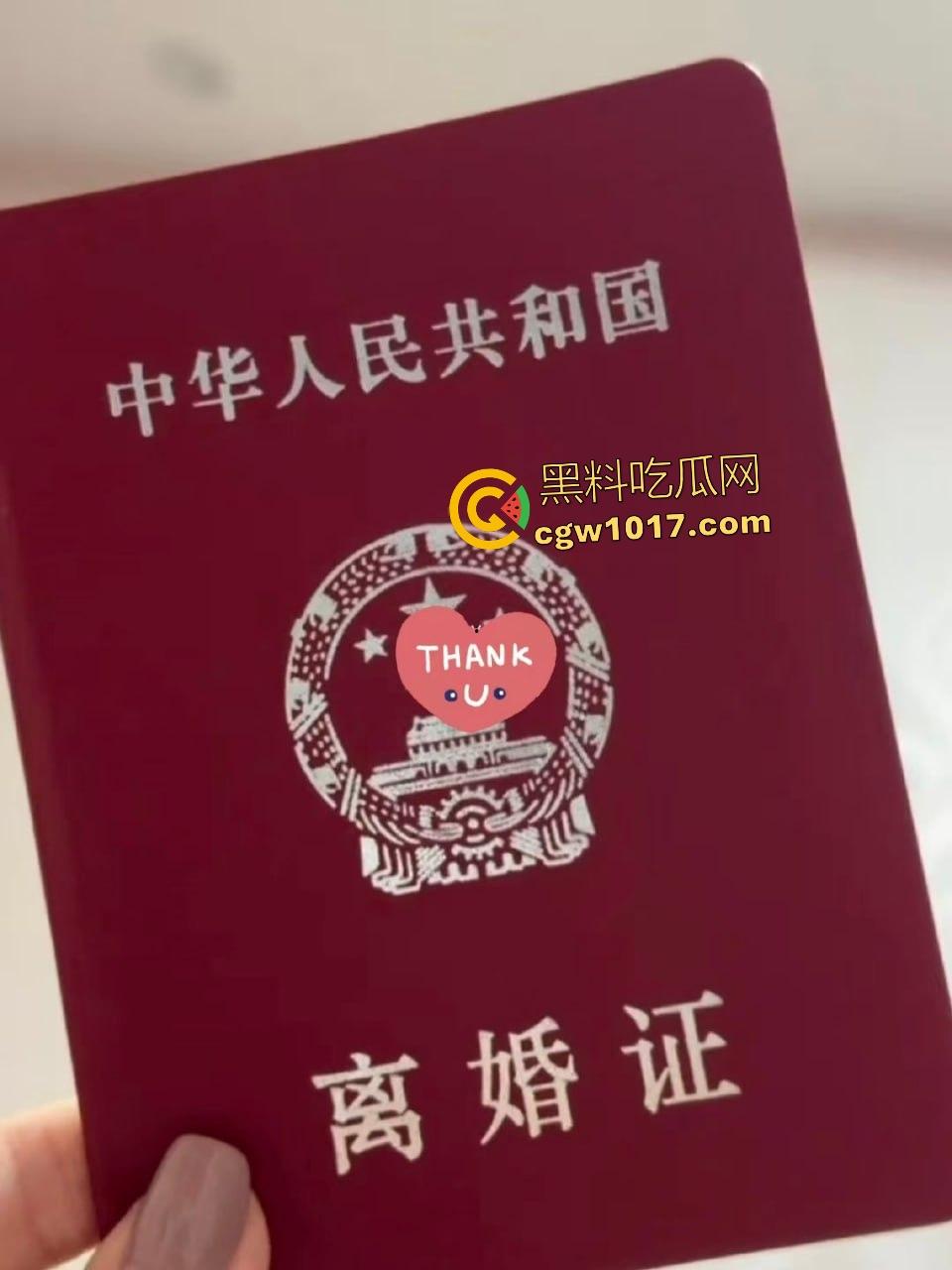 校服到婚纱恋爱14年换绿帽悲剧，原配抓包老公小三开房，小三发蕾丝照勾引众男，小三父母被骂得哑口无言！-8