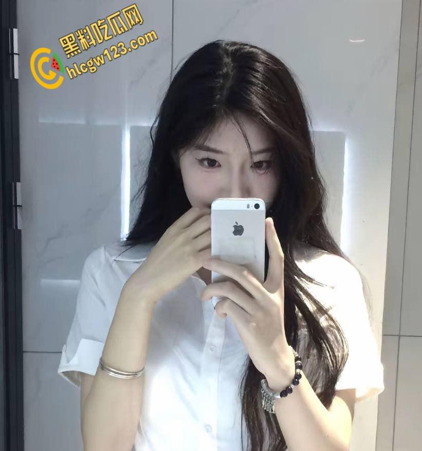 陕西嫩妹五一酒店走廊开战！清纯眼镜妹变身反差女王，男友后入狂欢，监控都看湿了！-2