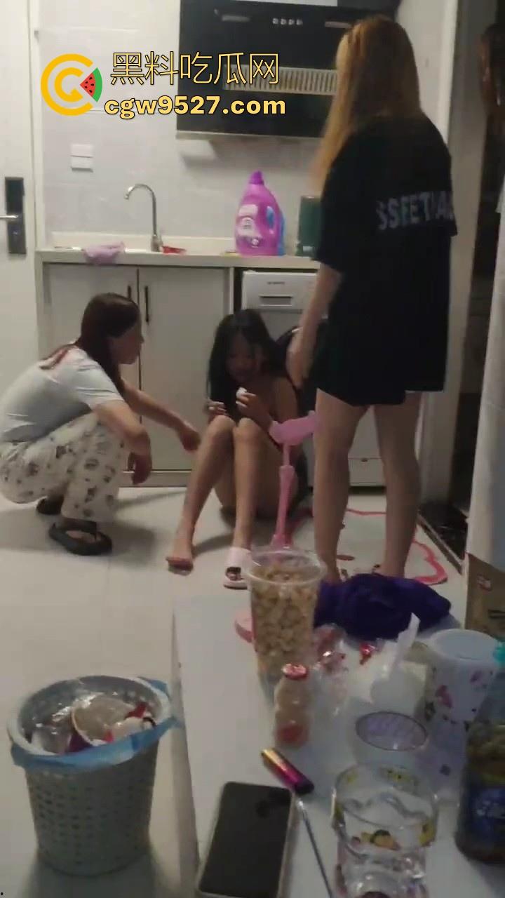 现在的精神小妹下手可是真狠啊！足足围起来殴打了十几分钟还不解恨，边打边对着镜头比耶！-10