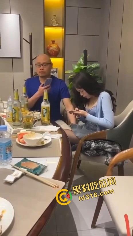 饭局咸猪手大哥一边吃一边抠逼,妹子敬酒嘴上炫啤酒,下面还被摸得湿成一片!-8