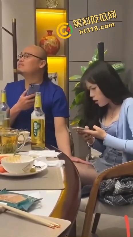 饭局咸猪手大哥一边吃一边抠逼,妹子敬酒嘴上炫啤酒,下面还被摸得湿成一片!-9