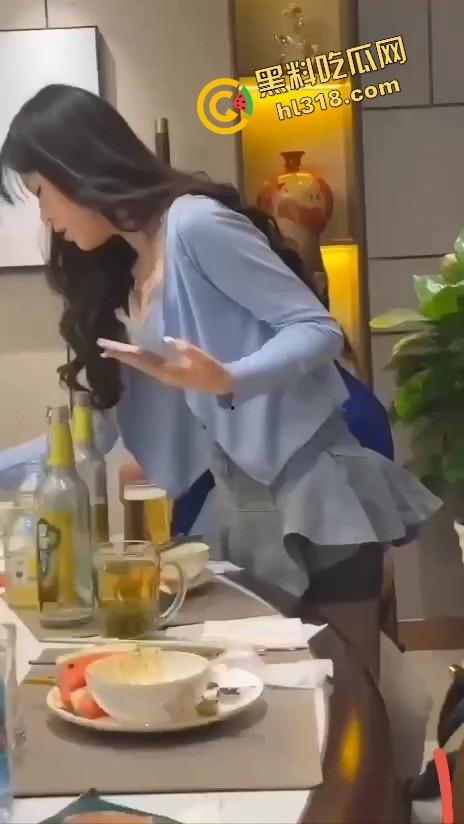 饭局咸猪手大哥一边吃一边抠逼,妹子敬酒嘴上炫啤酒,下面还被摸得湿成一片!-12