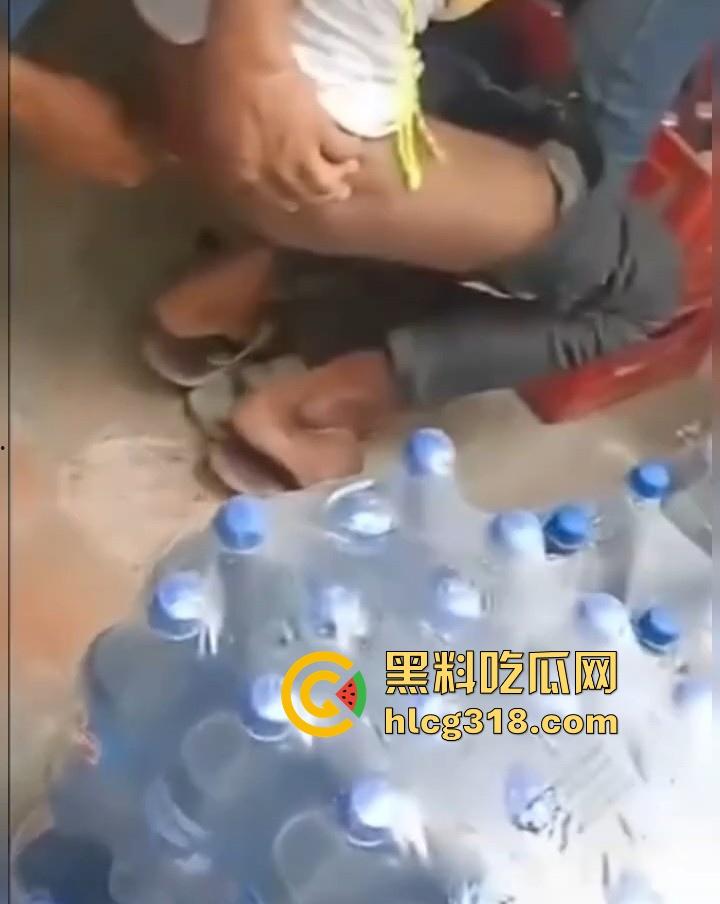 印度最新乱搞酷刑，屁眼塞玛莎拉，把酱料倒进去进行充分搅拌，等待沸腾然后可以穿裤子了。-6