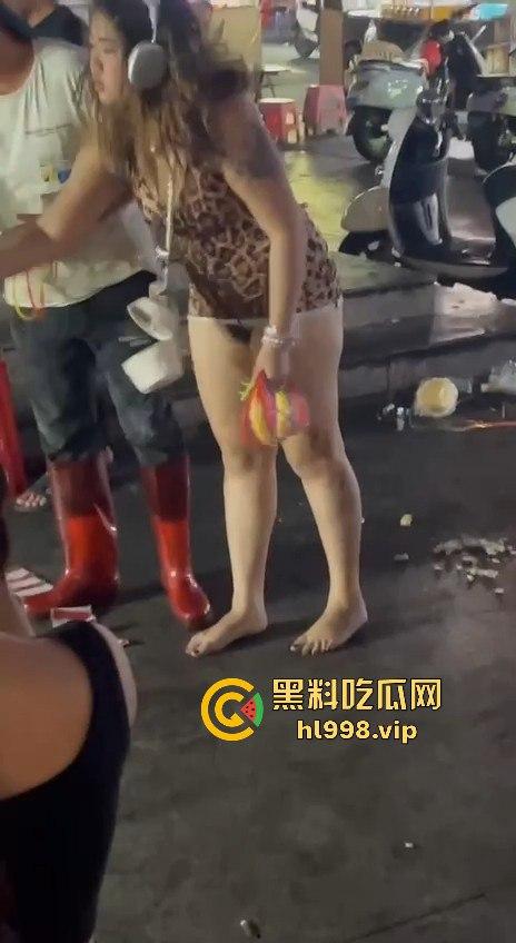 广西北海夜市小仙女无底线！不穿内内逛街，套圈时直接露出逼毛！-4