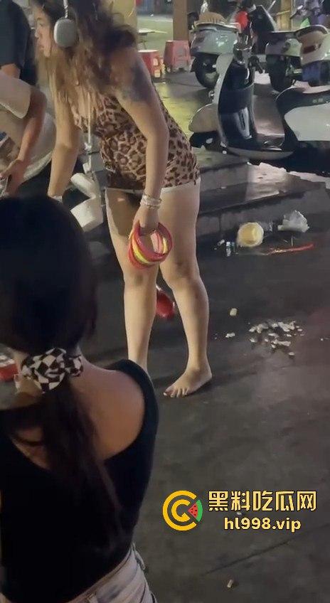 广西北海夜市小仙女无底线！不穿内内逛街，套圈时直接露出逼毛！-9
