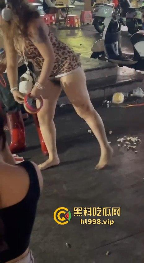 广西北海夜市小仙女无底线！不穿内内逛街，套圈时直接露出逼毛！-10