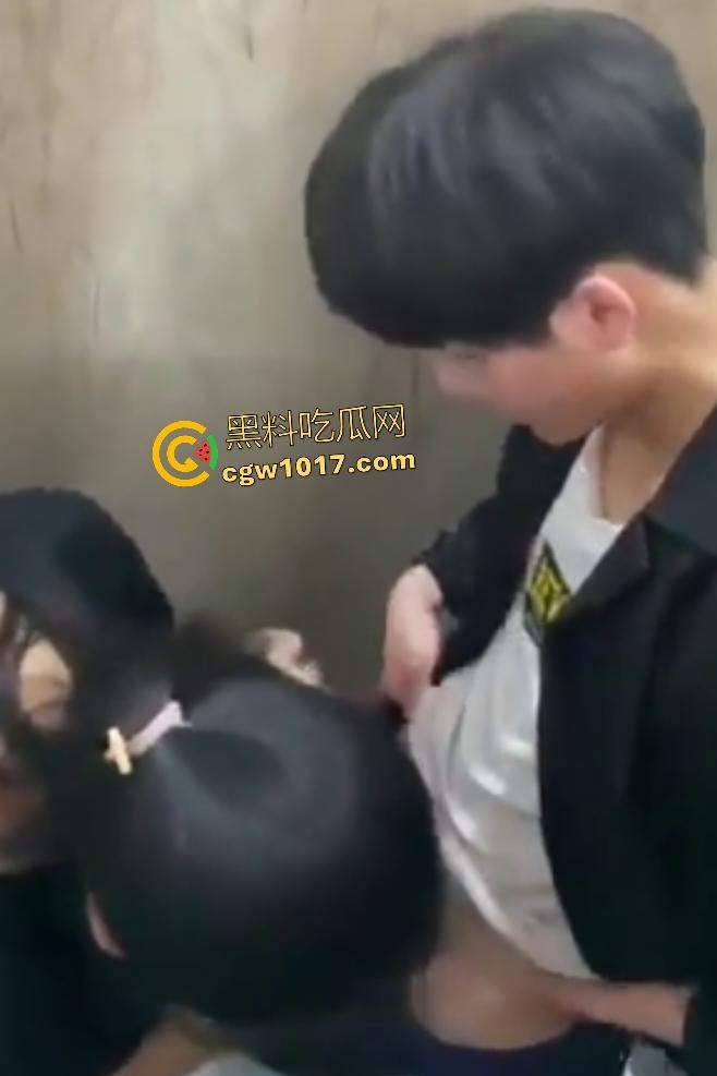 小情侣随时随地厕所开战，男子脱衣狂吸奶子，女生弯腰深喉鸡巴，偷拍兄弟差点被发现还想加入三P！-7