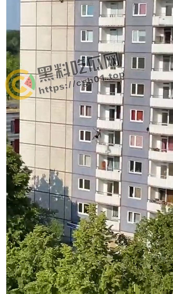 女子家中私会情人 老公想阳台翻过去捉奸不慎坠落摔死 看来想学隔壁老王也没那么容易-5