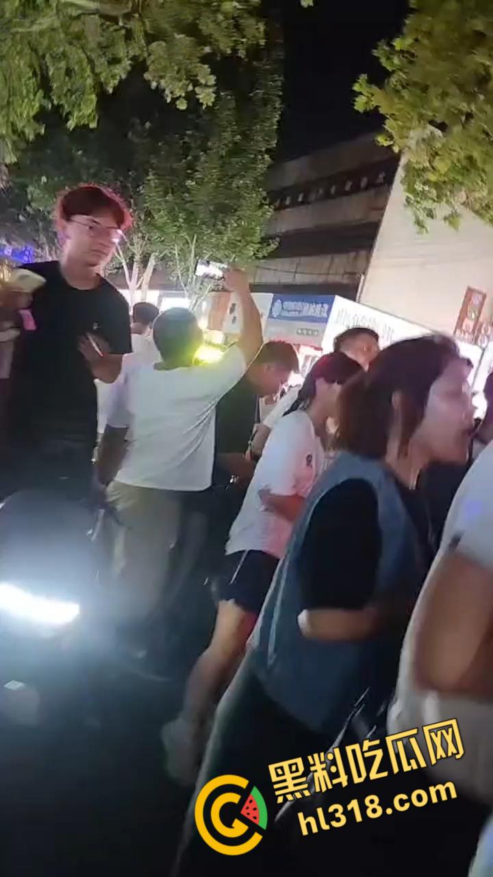 济源原配怒堵马路抓小三，男主和小三躲在车里不出来，吃瓜群众怒怼小三，交警现场调解 !