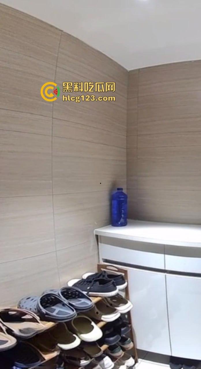 监控实拍男子偷业主女鞋 蹲楼道狂舔10分钟 变态行径被全程拍下-4