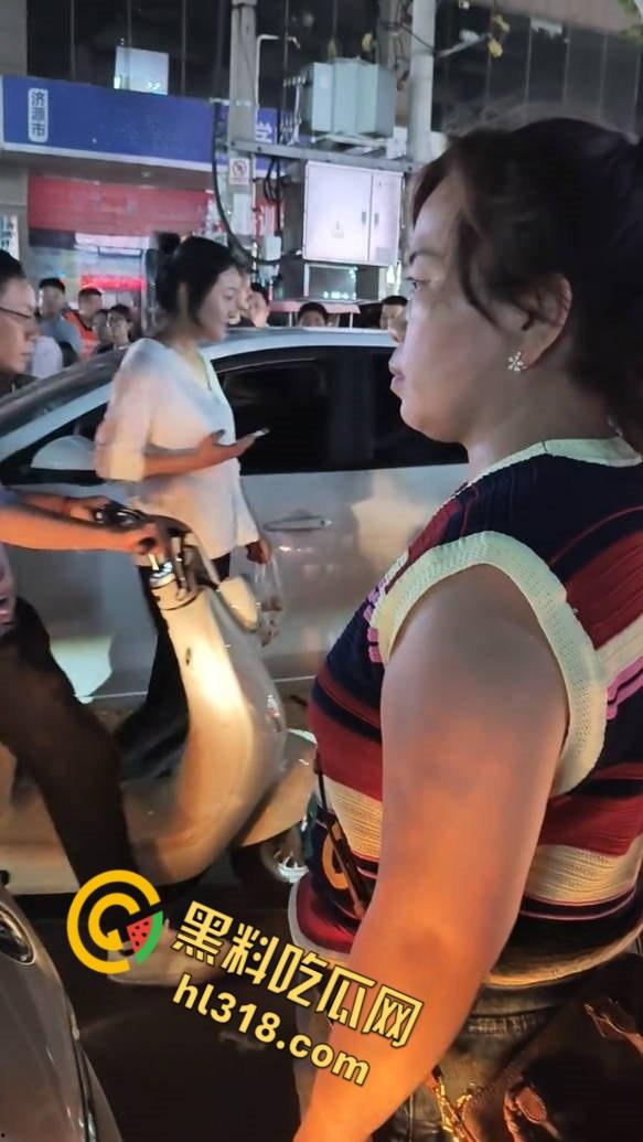 济源原配怒堵马路抓小三，男主和小三躲在车里不出来，吃瓜群众怒怼小三，交警现场调解 !-6