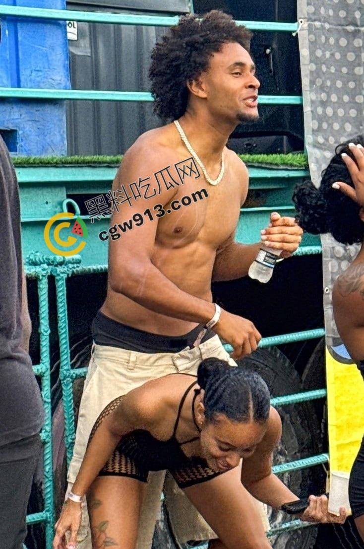 火热大曝光!曼联球星齐尔克泽球场外激战,与性感女郎酒店激战,三洞齐开,画面堪比岛国大片-2