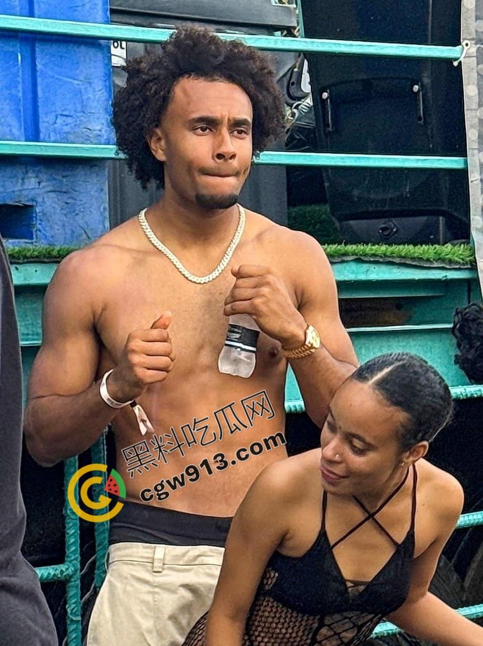 火热大曝光!曼联球星齐尔克泽球场外激战,与性感女郎酒店激战,三洞齐开,画面堪比岛国大片-3