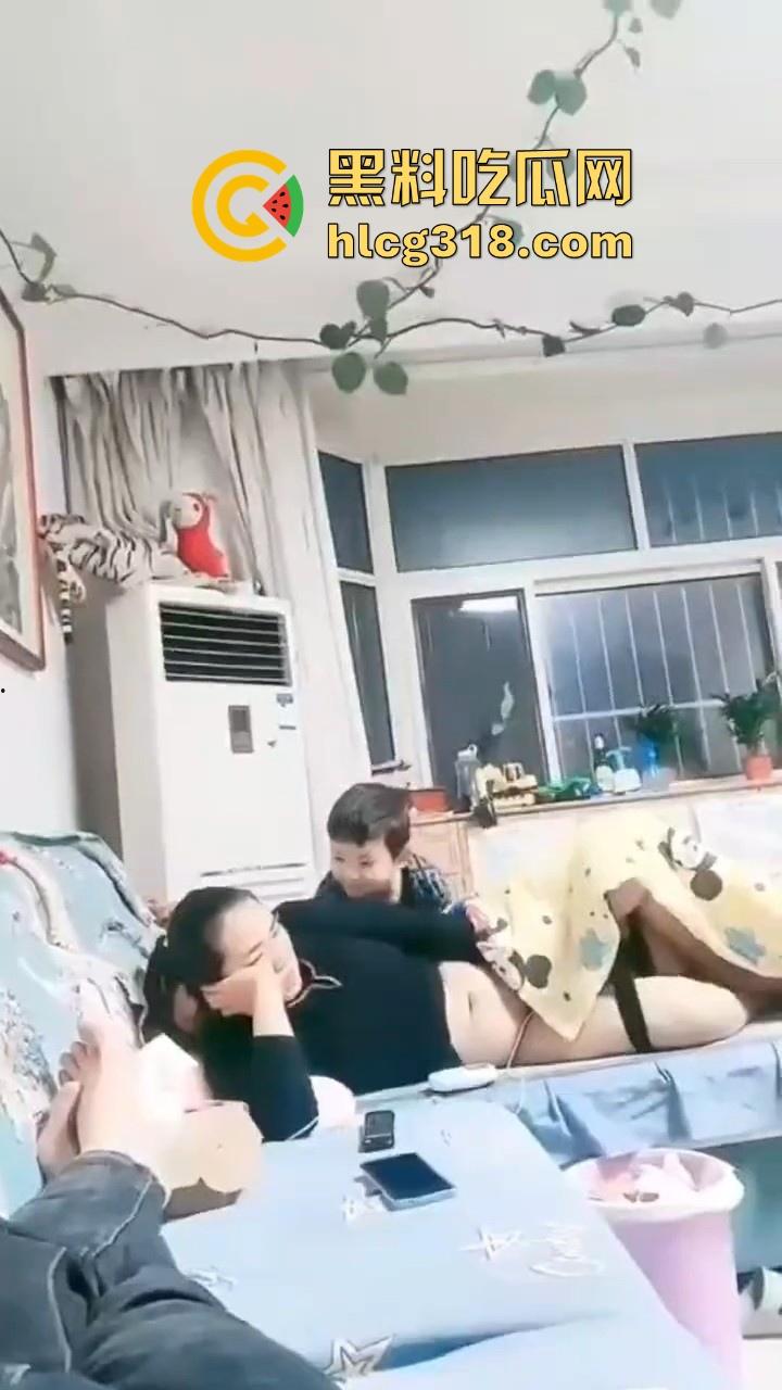 微胖人妻当着儿子面玩自慰，儿子玩手机妈妈玩跳蛋 ，和谐美满家庭，这也太大胆了吧！-5