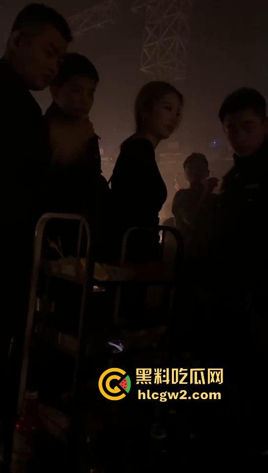 男子1800小费才摸几下胸，这骚货居然报警反咬猥亵，婊子不愧是婊子，拿钱还装清纯立牌坊太下头了！-7