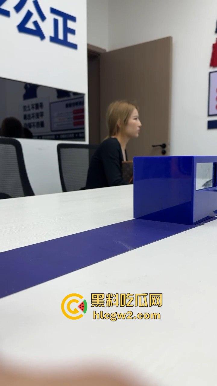 男子1800小费才摸几下胸，这骚货居然报警反咬猥亵，婊子不愧是婊子，拿钱还装清纯立牌坊太下头了！-10