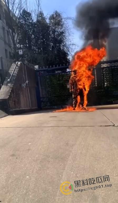 美国空军在以色列大使馆前自焚！临死前高呼不做种族灭绝的同谋 是英雄还是极端分子？-5