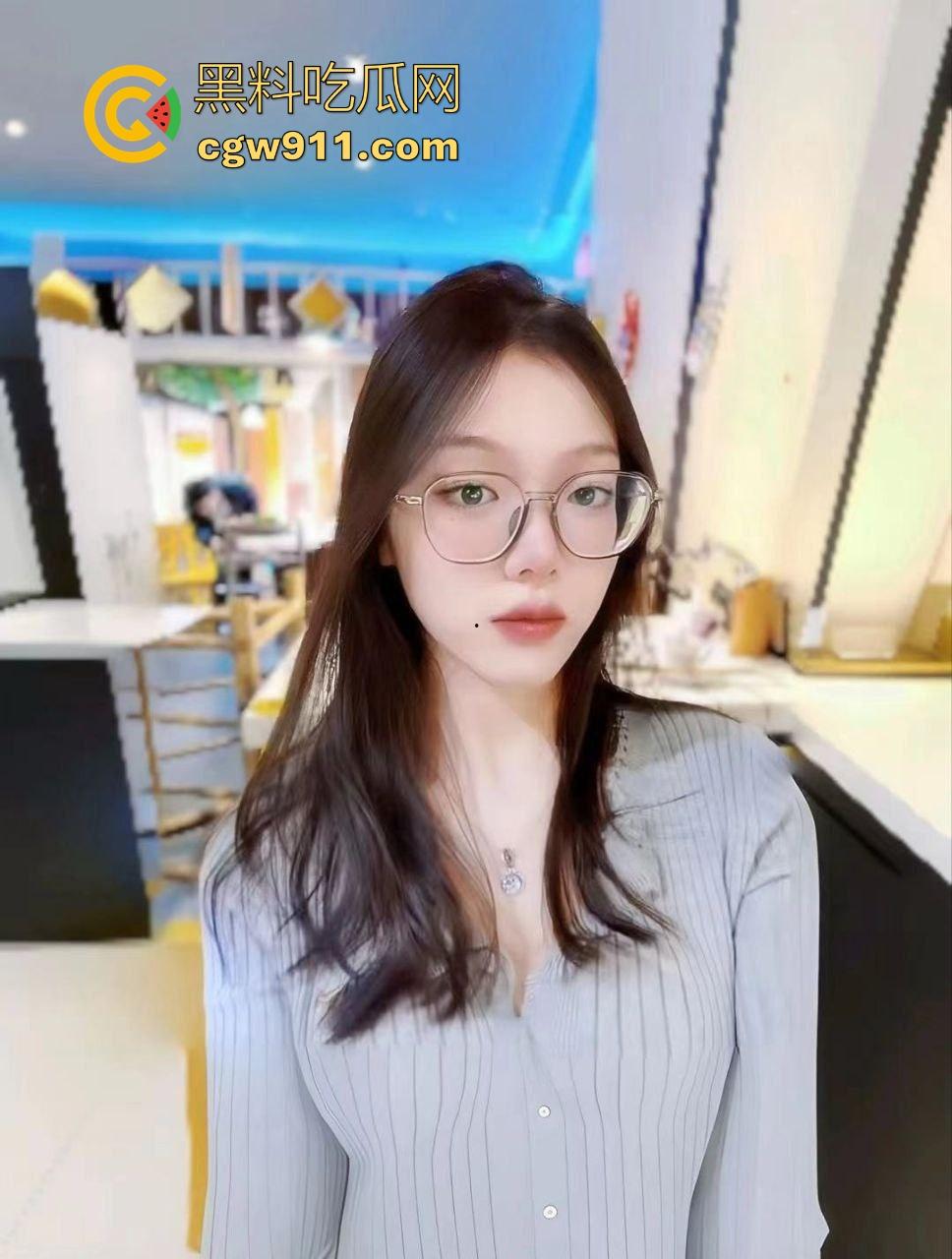 成都第一人民医院反差眼镜妹成功拿下，欲望强烈多次约炮，护士服下藏着母狗的灵魂，极致反差淫荡，淫叫不断！-1