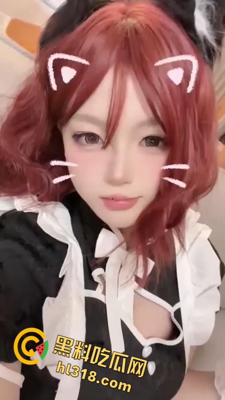 抖音网红福利姬【郁小月】，性感开档黑丝露出，白虎嫩穴一览无疑，这样的美脚不足交可惜了!-2