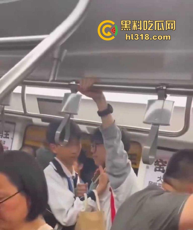 深圳地铁上两男学生激情热吻被偷拍,面对这么多围观群众的目光下两人也敢毫不畏惧,这就是男同之间的爱!-1