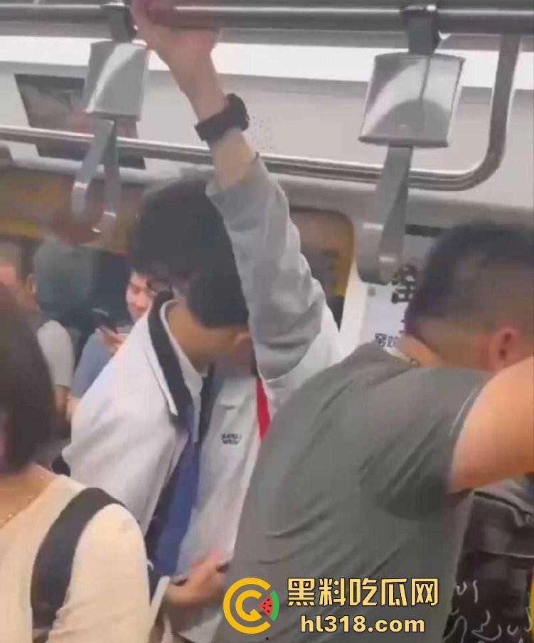 深圳地铁上两男学生激情热吻被偷拍,面对这么多围观群众的目光下两人也敢毫不畏惧,这就是男同之间的爱!-2