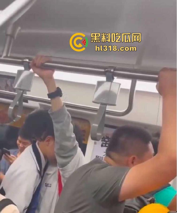 深圳地铁上两男学生激情热吻被偷拍,面对这么多围观群众的目光下两人也敢毫不畏惧,这就是男同之间的爱!-3