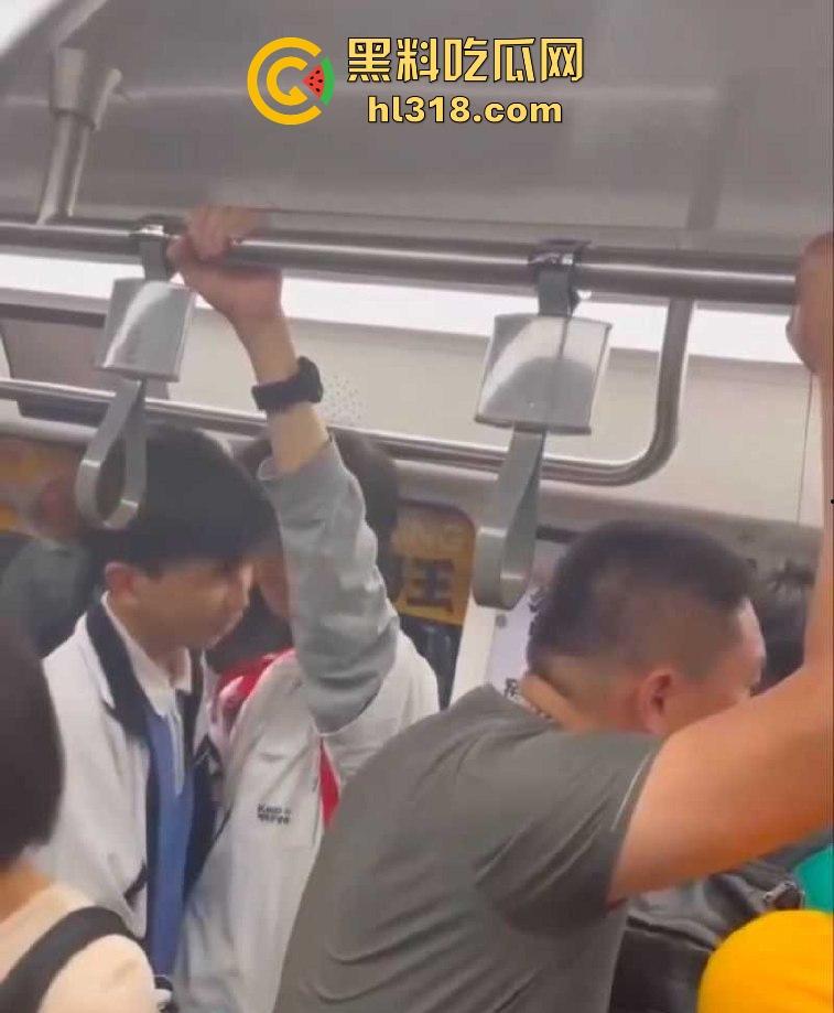 深圳地铁上两男学生激情热吻被偷拍,面对这么多围观群众的目光下两人也敢毫不畏惧,这就是男同之间的爱!-4