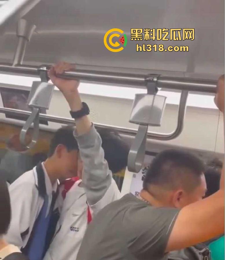 深圳地铁上两男学生激情热吻被偷拍,面对这么多围观群众的目光下两人也敢毫不畏惧,这就是男同之间的爱!-5