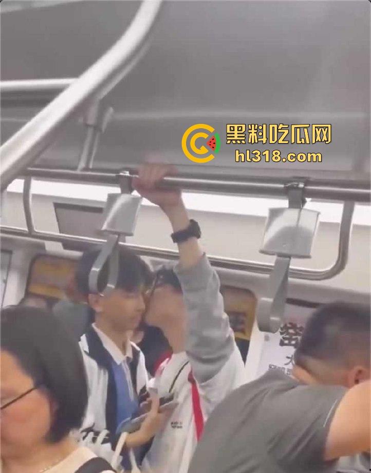 深圳地铁上两男学生激情热吻被偷拍,面对这么多围观群众的目光下两人也敢毫不畏惧,这就是男同之间的爱!-6