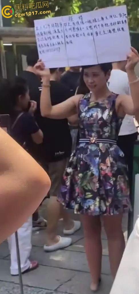 广东52岁富婆街头在线征婚大屌男，自称可给700万彩礼，骚逼常年未滋润渴望性爱，有意联系！-3