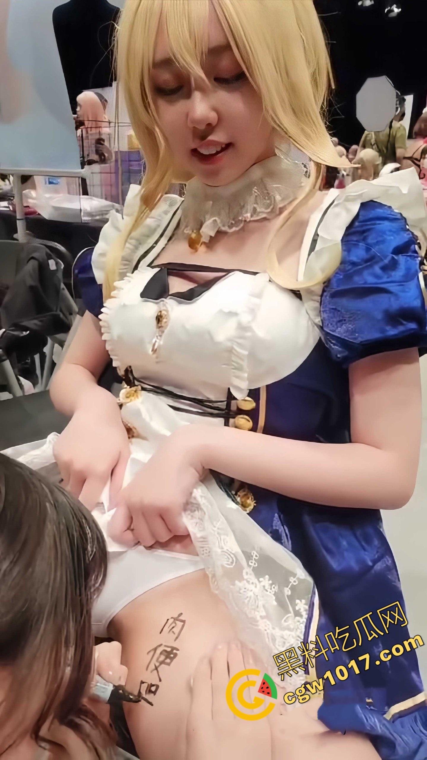 二次元漫展成色情买卖的重灾区，暴露coser魅惑诱人，粉丝疯狂互动毫无底线，展厅内极度扭曲的肉体交易！-3
