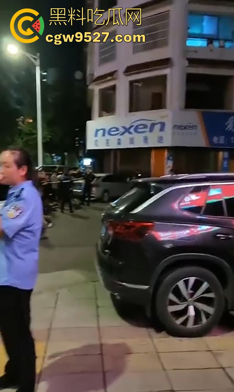 1200元引发杀身之祸，湖南新化梦梅街，一名宝马车主因不还钱，最终被人当街杀死，当老赖下场真惨啊！-4