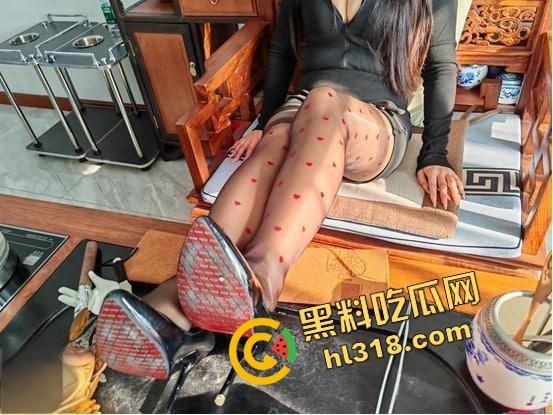 海角社区爆料隔壁小嫂子少妇太会玩了,打着借酱油的名义跑来,结果被我操到腿软口爆!-5