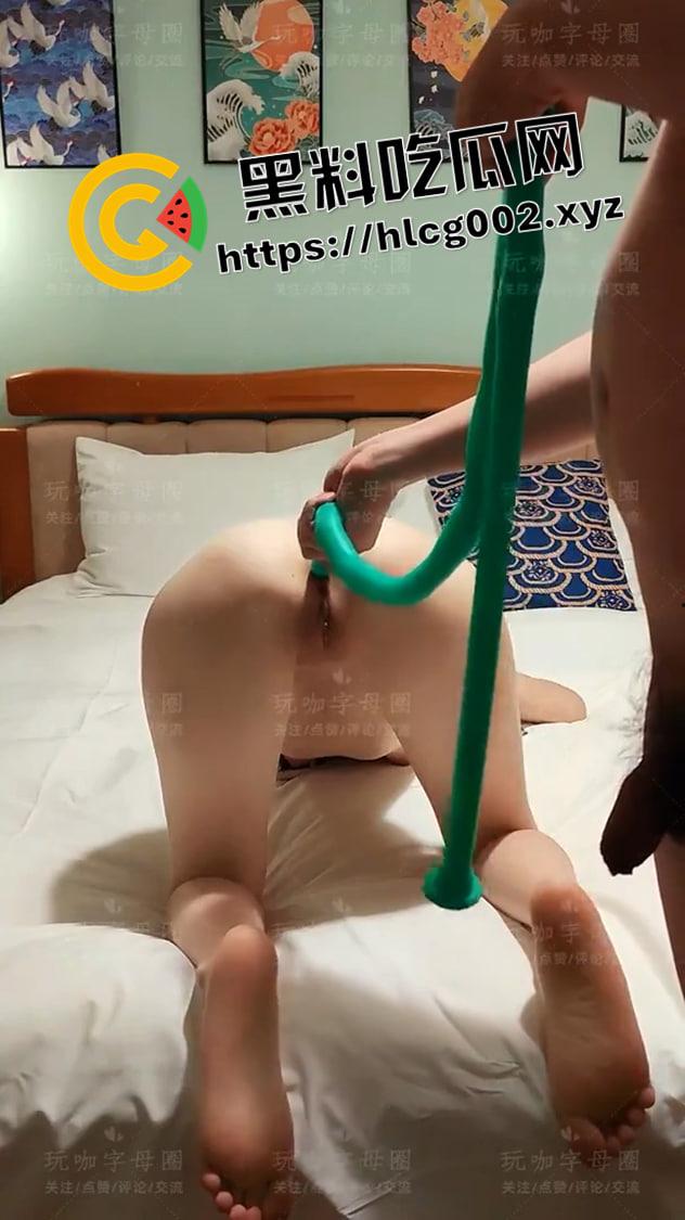肛条探肠！1米5长的肛塞比模特都高 全部塞进去 这怕不是直接到胃了 抽出来的时候魂都没了-3
