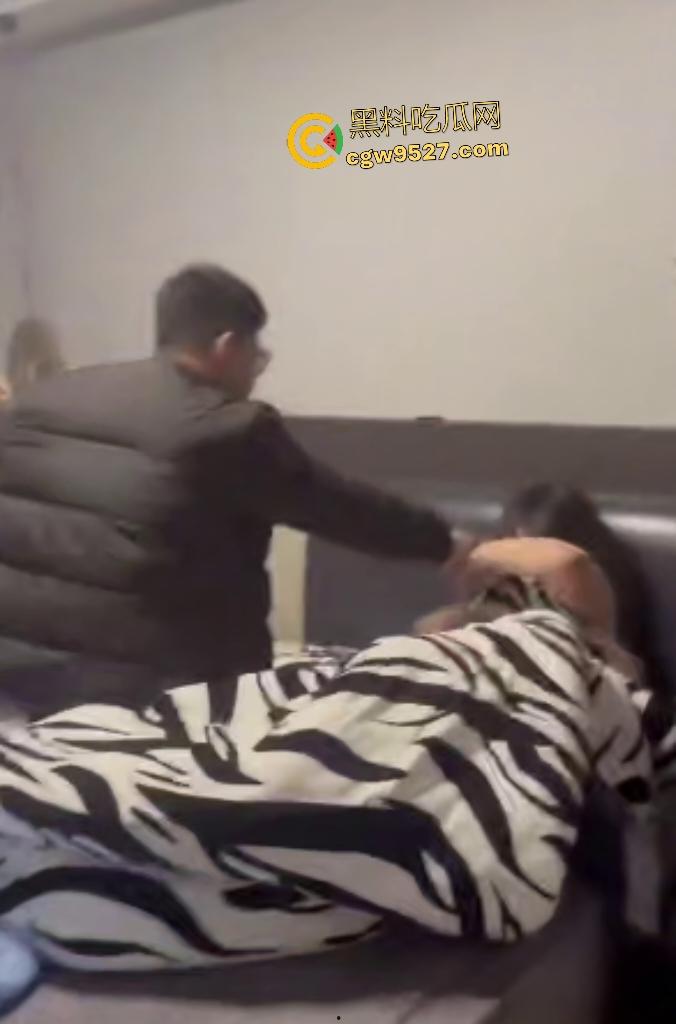 哥们糊涂出轨丑小三!原配联手小三老公抓奸,进门直接暴打两人,网友还说这老婆气质远超小三还能出轨?-5